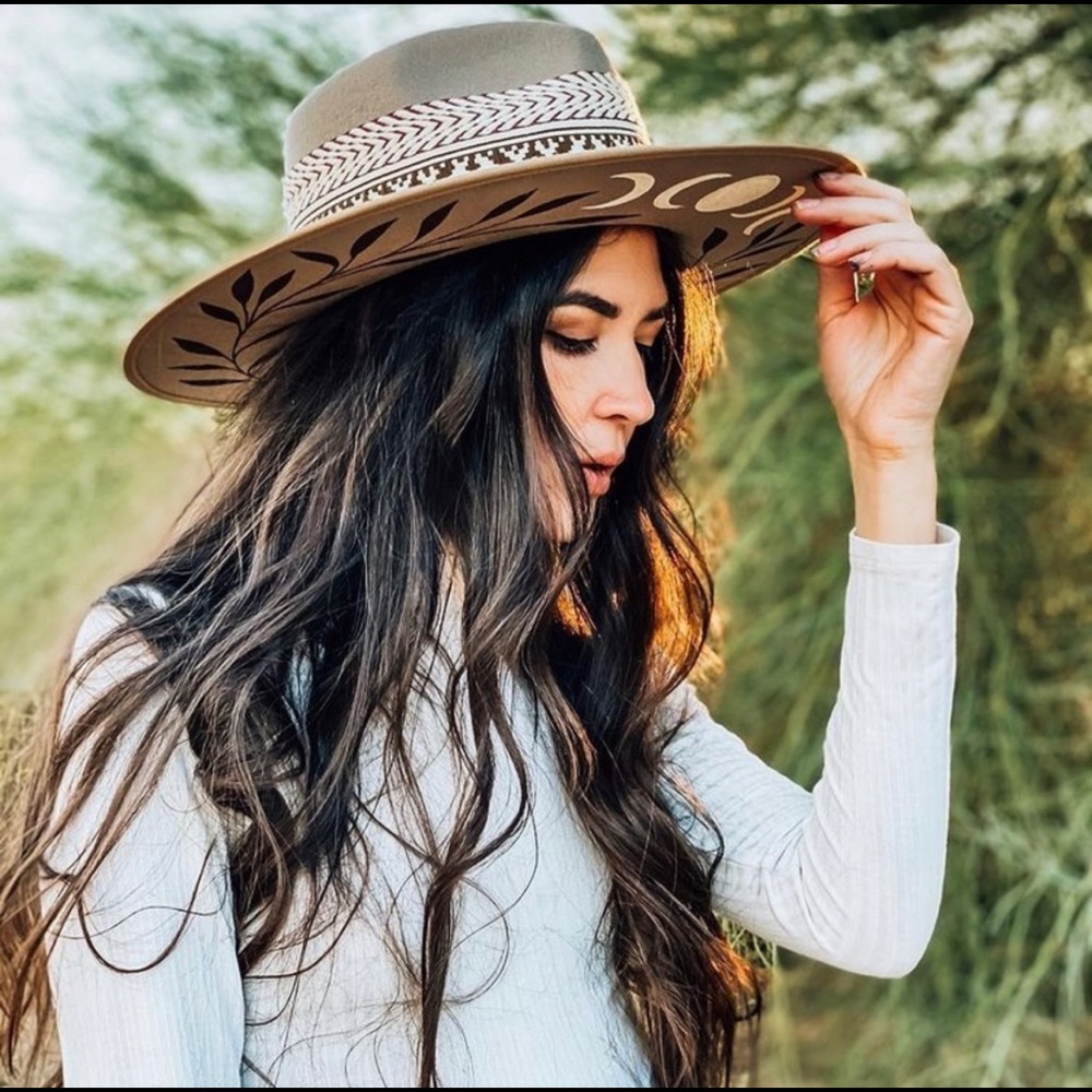 Luna Bloom hat